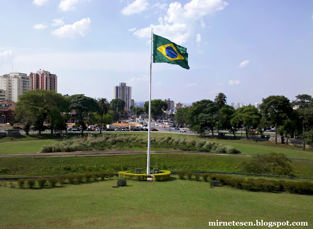 Флаг Бразилии перед Монументом независимости в Сан-Паулу