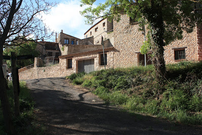 CASTELLS DEL GAIÀ SANTA PERPÈTUA DE GAIÀ-VALLESPINOSA-CASTELL DE SABURELLA-QUEROL, poble de Vallespinosa des del GR-7 Camí de Mas Carbonell un cop passat el Clot de Comadevaques