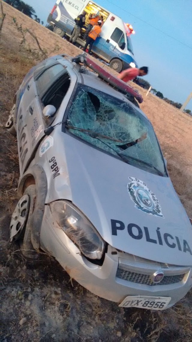 PNEU DE VIATURA DA PM ESTOURA E CARRO CAPOTA