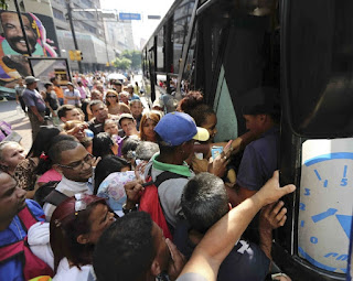 Una gran parte de Venezuela volvió a quedarse sin luz ayer después de que un nuevo apagón afectara a más de la mitad del país, casi tres semanas después del mayor corte eléctrico que recuerda la nación, sumida en una profunda crisis política.