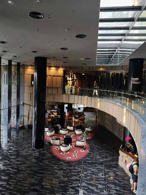 Crowne Plaza Changi Airport - lobby