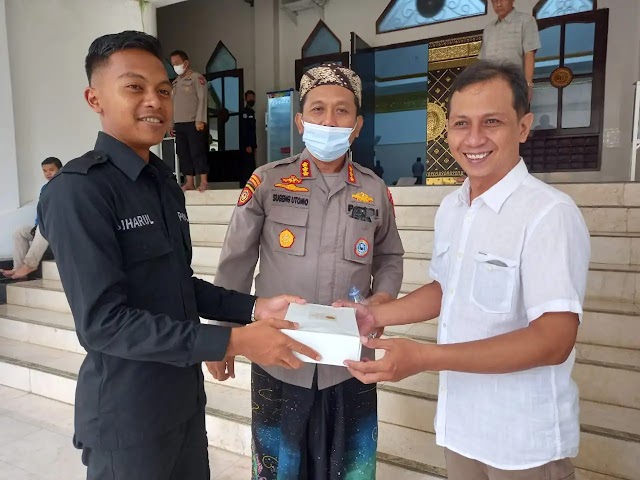 Gelar Program Jum’at Berbagi, Polda Kaltim Bagikan Nasi Kotak kepada Jamaah Masjid Al-Ikhlas