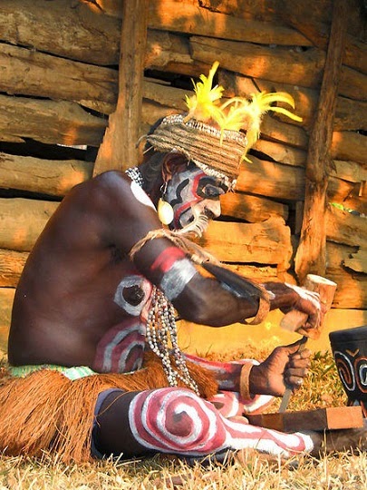 Laki laki suku asmat sedang mengukir (foto:wikipedia)