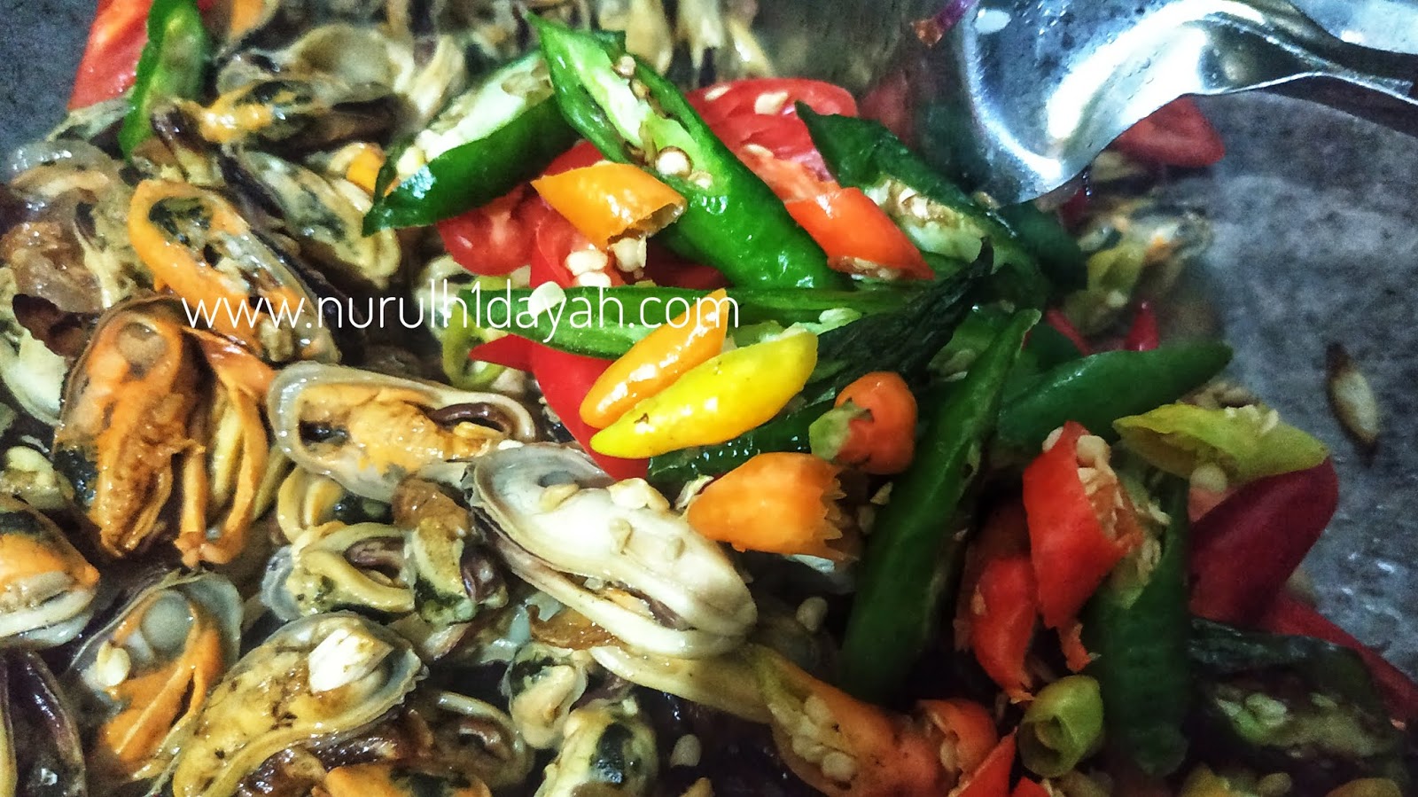 Resep Seafood Pedas - Resep Jjamppong, Mie Kuah Pedas Seafood Korea - Resep Mami - Masukkan wortel, masak selama 2 menit.