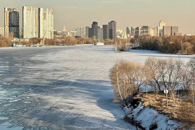 вид со Спасского моста, Москва-река, Спасский затон