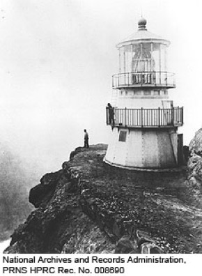 pic_lighthouse_historicbw_227x310-2016-03-19-19-38.jpg