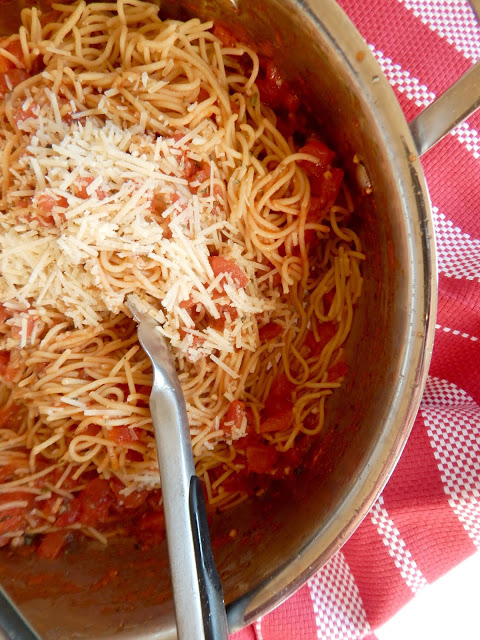 10 minute tomato and garlic whole wheat spaghetti #sweetsavoryeats #covid19