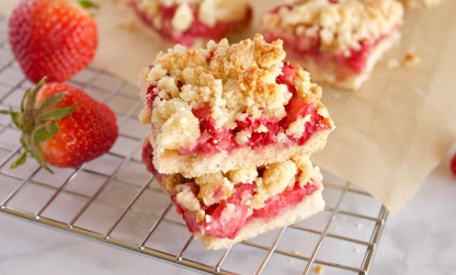 Strawberry Crumb Bars #desserts #bars