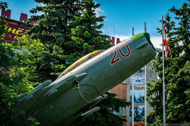 Памятник из МиГ-19ПМ - носовая часть