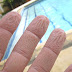 Por que os dedos ficam enrugados depois muito tempo na água?