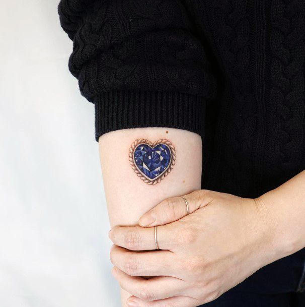 30 ideias de tatuagens de pingente para mulheres que amam joias