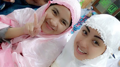  Tidak terasa kita kembali memasuki Bulan Ramadhan di Tahun  Astagfirullah, Selfie saat Sholat Tarawih Bisa Lunturkan Pahala di Bulan Puasa. Sebarkan...