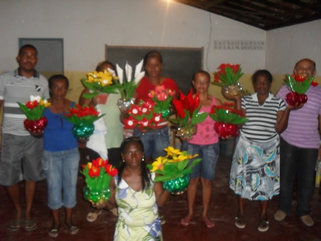 Comunidade do Gravatá realiza curso de flores com garrafas pet, através de iniciativa do vereador Professor Borges