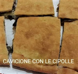 quadrati di pizza farcita con cipolle, olive, capperi, acciughe.