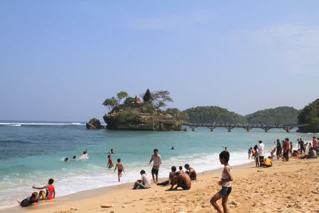 Malang tak hanya terkenal dengan Jatim Park ataupun wisata batu-nya. Namun masih banyak wisata yang sangat menarik untuk dikunjungi salah satunya merupakan Pantai Balekambang. Wisata Pantai Balekambang ini sendiri merupakan salah satu pantai yang paling indah yang ada di Jawa Timur khususnya di daerah kabupaten Malang.    KEADAAN ALAM DI PANTAI BALEKAMBANG   Objek Wisata Pantai Balekambang ini berada di Desa Srigonco, Bantur, Malang. Objek Wisata Pantai Balekambang ini mempunyai luas area mencapai 2 km dan lebar 0 meter ke arah Bahari.   Dan uniknya, kita Bisa melihat berbagai macam biota Bahari yang hidup di Bahari pantai ini sedang terjebak di karang karena air Bahari yang surut sehingga mereka tak akan Bisa kembali.   Sehingga kita Bisa memanfaatkan kesempatan di saat kondisi ait Bahari sedang menjalani surut, untuk Bisa melihat berbagai macam biota Bahari.    KEUNIKAN PANTAI BALEKAMBANG   Selain Bisa melihat biota Bahari yang terdampar di karang. Sektor pariwisata Pantai ini juga didukung dengan konsep wisata yang ditawarkan oleh Pantai Balekambang yang mempunyai konsep yang mirip dengan konsep wisata di Tanah Lot yang berada di Pulau Bali.   Yakni kedua pantai tersebut sama-sama mempunyai suatu bangunan Pura yang dibangun menghadap ke arah Samudra luas.    Adapun pura yang terdapat di Pantai Balekambang ini bernama Pura Amerta Jati atau kebanyakkan orang menyebutnya dengan Pulau Ismoyo yang didirikan di tahun 1985 atas ide dari Bupati Malang yang di saat itu masih dijabat oleh Edi Slamet.   Seperti di pulau lot. Pura Amerta Jati ini juga dianggap sebagai bangunan suci seperti halnya Pura-pura lainnya yang ada di Bali. Yang di saat perayaan hari besar umat Hindu maka di pura ini akan selalu dilakukan berbagai kegiatan keagamaan.     LOKASI PANTAI BALEKAMBANG.   Lokadi Objek Wisata Pantai Balekambang ini berada kurang lebih sejeuh 70 km sebelah selatan dari Malang Kota. Lokasi pantai ini cukup kecil, namun meskipun demikian, Pantai Balekambang ini mampu menyediakan beraneka ragam pilihan untuk kita lakukan saat kita berkunjung ke pulau ini.   Adapun beberapa fasilitas yang tersedia di Pantai Balekambang ini antara lain :  1. Tempat makan bernuansa tradisional,  2. Restaurant,  3. Toko souvenir/oleh-oleh,  4. Kamar kecil dan toilet umum,  5. Tempat parkir yang cukup luas, 6. Kawasan camping ground, kantor pusat informasi,  7. Bungalow sederhana,  8. Mushola serta Pendopo,  9. Dan tak lupa juga terdapat penginapan.     RUTE MENUJU PANTAI BALEKAMBANG  Untuk Bisa tiba di Objek Wisata Pantai Balekambang ini Bisa di tempuh dengan berbagai jenis kendaraan mulai dari kendaraan roda dua hingga kendaraan roda empat.   Adapun rute yang wajib kita lewati merupakan berjumlah dua rute yakni  A. Untuk rute yang pertama kita Bisa melalui Jalur 1 yakni: kita wajib berangkat dari Malang Kota setelah itu menuju ke Kepanjen lalu ke Pagak setelah itu ke Bantur dan akhirnya menuju ke Balekambang.   B.setelah itu untuk rute yang kedua Bisa melalui Jalur 2, yakni : kita Bisa memilih untuk berangkat dari Terminal Arjosari setelah itu menuju ke Turen lalu ke Gondang legi setelah itu menuju ke Bantur dan terakhir ke Balekambang.    HARGA TIKET MASUK PANTAI BALEKAMBANG  Dan untuk kita yang berminat untuk berkunjung ke Objek Wisata Pantai Balekambang ini pengelola mengharuskan kita untuk harga tiket yang Bisa dibilang sangat murah dan terjangkau yakni hanya Rp10.000 hingga Rp15.000 untuk satu orang.   Ini tentu merupakan harga yang sangat murah bila dibandingkan dengan keindahan pemandangan yang akan kita rasakan di Pantai Bale Kambang ini.   Itulah tadi sedikit informasi yang Bisa saya bagikan mengenai Objek Wisata Pantai Balekambang yang Bisa saya sampaikan.   Semoga dengan artikel yang saya telah sajikan diatas Bisa bermanfaat untuk kita. Terlebih Khususnya untuk kita yang berminat untuk berlibur ke Pantai Balekambang.