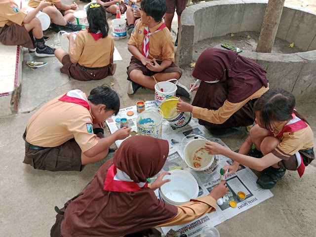 KEGIATAN SISWA SISWI PEMBUTAN POT BUNGA DARI BOTOL BEKAS SDN KEPATIHAN BANYUWANGI TGL. 4 OKTOBER 2023