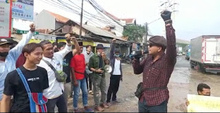Perwakilan dari Ormas, OKP ,Aktivis Mahasiswa dan Masyarakat Demo Tuntut Perbaikan Jalan Juanda Kota Tangerang Yang Rusak Parah
