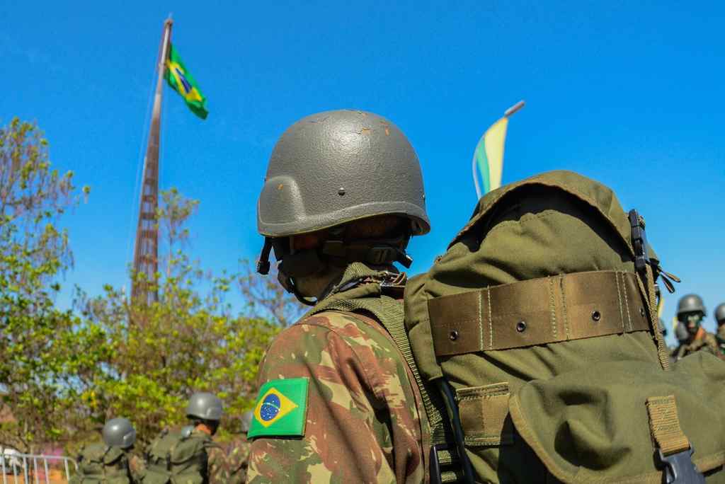 Há estudantes que ficam em dúvida sobre se devem seguir uma carreira militar ou não. Muitos estão focados em fazer uma graduação. Porém, eles se esquecem que uma coisa não anula a outra. A carreira militar é repleta de vantagens e pode oferecer estabilidade, além de uma remuneração muitas vezes melhor, do que quem optou por não seguir o militarismo.