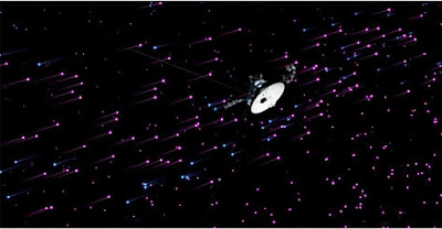  Se a vida começa mesmo aos 40, as históricas sondas Voyager estão para entrar na melhor fase de suas vidas: partindo definitivamente rumo às estrelas. (Imagem: NASA)  Naves que inspiram As naves espaciais mais distantes e de maior longevidade já fabricadas pela humanidade, as Voyagers 1 e 2, completam 40 anos de operação e exploração neste mês de agosto e em setembro.  Apesar de sua grande distância, elas continuam a se comunicar diariamente com a NASA, ainda examinando a nossa fronteira final - os pontos mais distantes do espaço já estudados pelo homem.  Cada uma das sondas carrega um disco dourado com registros de sons, imagens e mensagens da Terra. Como elas teoricamente poderão durar bilhões de anos no espaço, essas cápsulas circulares do tempo poderão um dia ser um dos únicos vestígios da civilização humana.  Esta é uma das razões pelas quais a história das Voyagers influenciou não apenas gerações de cientistas e engenheiros, mas também a cultura da Terra, incluindo filmes, arte e música.  "Eu acredito que poucas missões podem sequer se comparar às conquistas das naves espaciais Voyager durante suas quatro décadas de exploração," disse Thomas Zurbuchen, administrador de ciências da NASA. "Elas nos educaram para as maravilhas desconhecidas do Universo e verdadeiramente inspiraram a humanidade para continuar explorando nosso Sistema Solar e além".   Em 2011, a Voyager 1 descobriu uma "rodovia magnética" na fronteira do Sistema Solar. (Imagem: NASA/JPL-Caltech)   Descobertas das sondas Voyager  As duas sondas Voyager estabeleceram inúmeros recordes em suas jornadas.  Em 2012, a Voyager 1, lançada em 5 de setembro de 1977, tornou-se a primeira nave terrestre a entrar no espaço interestelar.  A Voyager 2, lançada em 20 de agosto de 1977, é a única nave espacial a ter sobrevoado os quatro planetas externos - Júpiter, Saturno, Urano e Netuno. Seus numerosos encontros planetários incluem a descoberta dos primeiros vulcões ativos além da Terra, na lua de Júpiter Io; sinais de um oceano subterrâneo na lua de Júpiter Europa; a atmosfera mais parecida com a Terra no Sistema Solar, na lua Titã de Saturno; a lua gelada Miranda em Urano; e gêiseres gelados na lua Triton de Netuno.  Embora tenham deixado os planetas para trás há muito tempo - e não chegarão nem remotamente perto de outra estrela nos próximos 40 mil anos - as duas sondas ainda enviam observações sobre condições em que a influência do nosso Sol diminui e o espaço interestelar começa.  A Voyager 1, agora a quase 21 bilhões de quilômetros da Terra, viaja através do espaço interestelar rumo "norte" - ascendendo em relação ao plano dos planetas. Ela revelou que os raios cósmicos, núcleos atômicos acelerados a quase a velocidade da luz, são quatro vezes mais abundantes no espaço interestelar do que nas proximidades da Terra. Isso significa que a heliosfera, a "bolha" que contém os planetas do nosso Sistema Solar e o vento solar efetivamente funcionam como um escudo de radiação para os planetas. Os dados da Voyager 1 também sugerem que o campo magnético do meio interestelar local envolve a heliosfera.  A Voyager 2, agora a quase 18 bilhões de quilômetros da Terra, viaja para o "sul" e espera-se que ela entre no espaço interestelar nos próximos anos. As diferentes localizações das duas Voyagers permitem que os cientistas comparem agora duas regiões do espaço onde a heliosfera interage com o meio interestelar envolvente usando instrumentos que medem partículas carregadas, campos magnéticos, ondas de rádio de baixa frequência e plasma do vento solar. Quando a Voyager 2 atravessar o meio interestelar, também será possível comparar esse ambiente de dois locais diferentes simultaneamente.   Em 2009, as Voyagers descobriram uma nuvem interestelar que a física até então afirmava que não deveria existir. (Imagem: The American Museum of Natural History.)   Eternidade silenciosa  Como a energia dos geradores de radioisótopos das duas sondas Voyager diminui em quatro watts por ano, os engenheiros estão aprendendo a operar as naves sob restrições de potência cada vez mais apertadas. Para isso eles frequentemente precisam mandar buscar engenheiros aposentados há muito anos, os responsáveis pelo projeto e construção das duas sondas, para que eles lhes mostrem como lidar com programas escritos em linguagens de programação não mais usadas, projetadas para rodar em computadores que não existem mais.  Os membros atuais da equipe estimam que terão que desligar o último instrumento científico por volta de 2030.  No entanto, mesmo depois que as duas naves espaciais humanas pioneiras se calarem, elas continuarão em suas trajetórias na velocidade atual, de cerca de 48.280 quilômetros por hora em relação à Terra, completando uma órbita dentro da Via Láctea a cada 225 milhões de anos.  FONTE: NASA