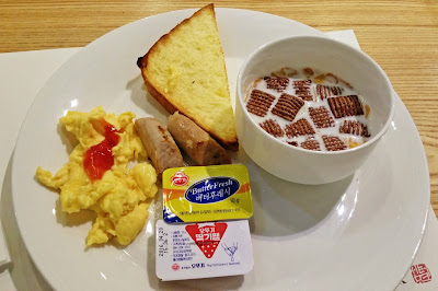 Simple breakfast at the hotel before leaving Seoul | www.meheartseoul.blogspot.com