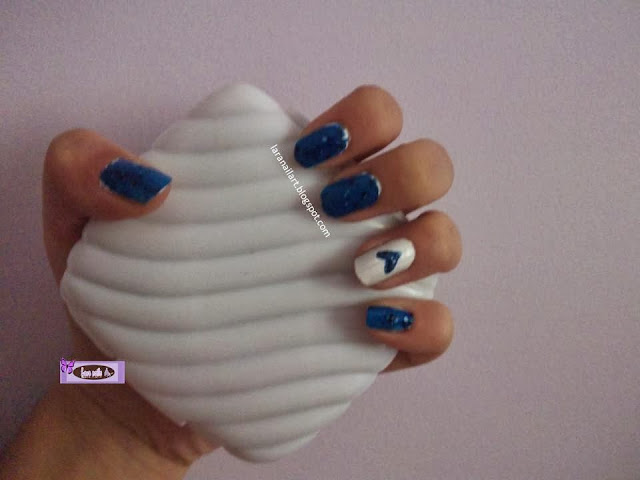 Nail art con confetti y corazón azul lara nails paso a paso