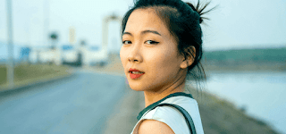 앞을 보고 있는 여자 앞을 보고 있는 여자