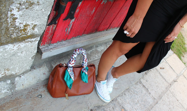 Toronto Islands, outfit with sneakers, cropped top, sporty chic, structured bag, canadian blogger, top fashion bloggers