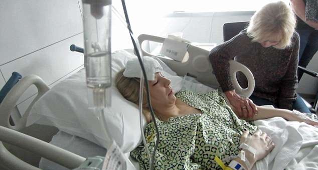 Ibu Hailee Stender membantunya pulih setelah operasi untuk transplantasi ginjal