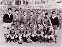 C. F. BARCELONA - Barcelona, España - Temporada 1954-55 - Ramallets, Hanke, Brugué, Segarra, Flotats, Bosch y Goicolea (portero suplente); Mandi, Moll, Villaverde, Moreno y Manchón - REAL SOCIEDAD DE FÚTBOL DE SAN SEBASTIÁN 0 C. F. BARCELONA 2 (Moll y Villaverde) - 03/04/1955 - Liga de 1ª División, jornada 29 - San Sebastián, Guipúzcoa, estadio de Atocha - El Barcelona fue 2º en la Liga, con Sandro Puppo de entrenador