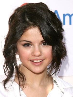 selena gomez hairstyles 2009. Selena Gomez hairstyles