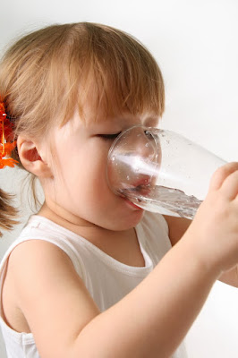 4 Fakta Ilmiah Dibalik Kebiasaan Minum Air Dingin