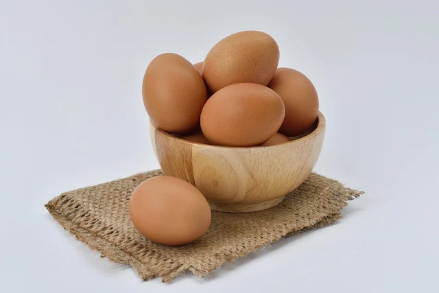 Gunakan telur ayam segar untuk dijadikan masker komedo