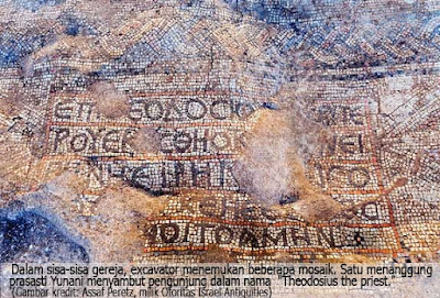 Mosaik bertuliskan huruf Yunani