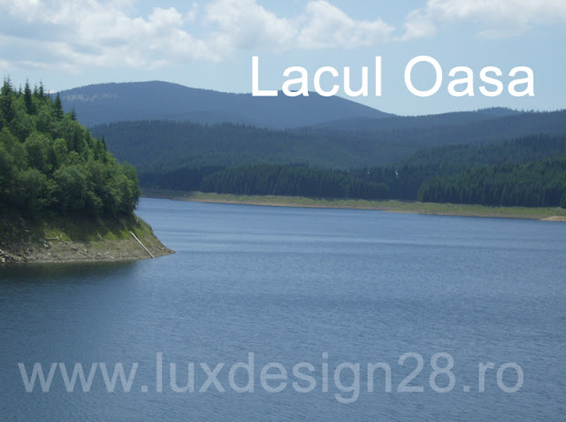 Lacul Oasa (la granita dintre judetele Alba si Sibiu - Transilvania) vazut pe drumul catre Obarsia Lotrului (judetul Valcea) si Pasul Urdele - Ranca (judetul Gorj) - Oltenia