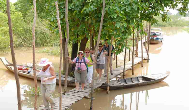 Du khách thích thú với đặc trưng sông nước ở Phú Tân An Giang- Vinhgo'news