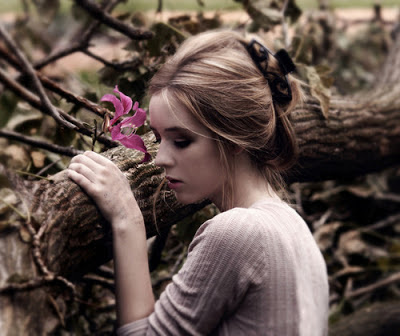 A girl was watching from behind a tree. [photosource:figment.com]