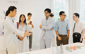 Khán giả thích thú tham gia triển lãm Sắc hương