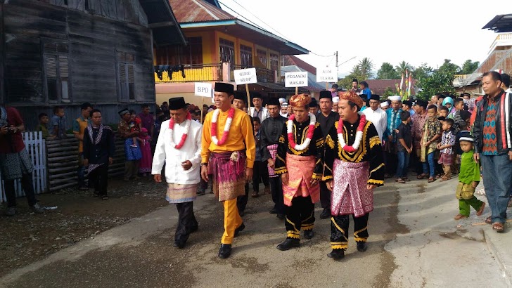 Tradisi Lebaran Pemimpin Diarak Keliling Kampung.