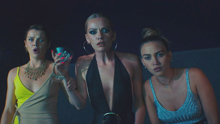 Sophie Vavasseur, Lucy Martin e Chelsea Edge como Heather, Deidre e Charlotte no filme 'The Seed', de Sam Walker