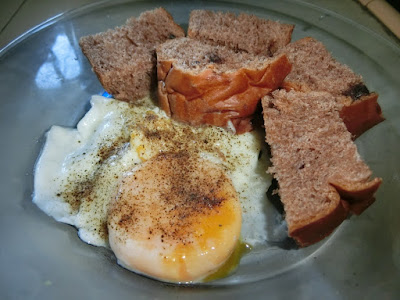 Makanan orang diet , telur carak dan sedikit loaf yang mengenyangkan