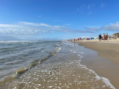 Calor atrai veranistas para beira da praia na Véspera de Natal em Tramandaí