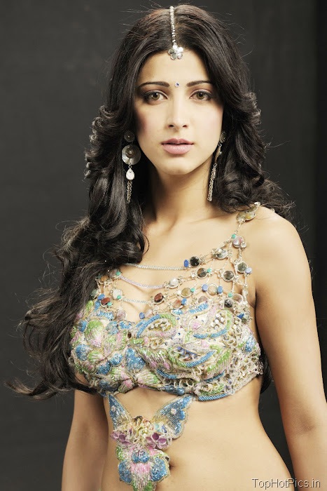 Shruti Hassan Latest Pics in Indian Style 3