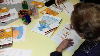 Una usuària d'Aviparc Centre de dia pintant la vella quaresma