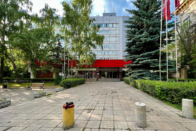3-й Сетуньский проезд, бывшее Центральное конструкторское бюро по модернизации и ремонту энергетического оборудования (ЦКБ «Энергоремонт»), здание 1981 года постройки, магазин «Верный»
