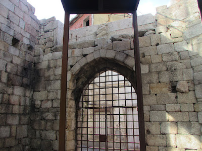 porta de ferro em estilo gótico numa torre de granito
