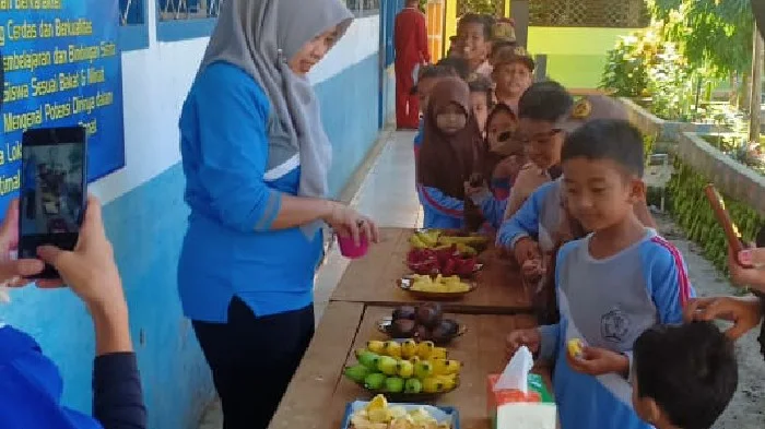 sdn-225-polewali-terapkan-makan-buah-dan-sayur-di-sekolah