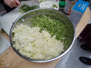 Preparazione ravioli cinesi