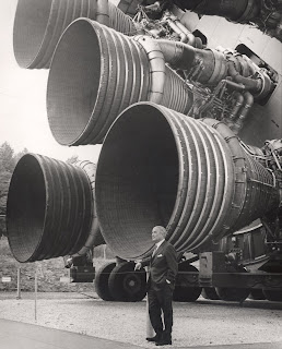 Satürn V roketinin tasarımcısı Wernher Von Braun aracın motorlarının önünde