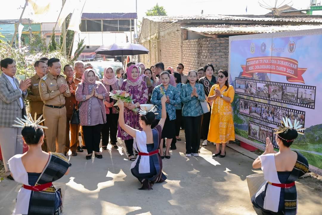 Ketua TP PKK Provsu Monitoring Desa Percontohan di Humbang Hasundutan, Diawali Dari Desa Bonanionan