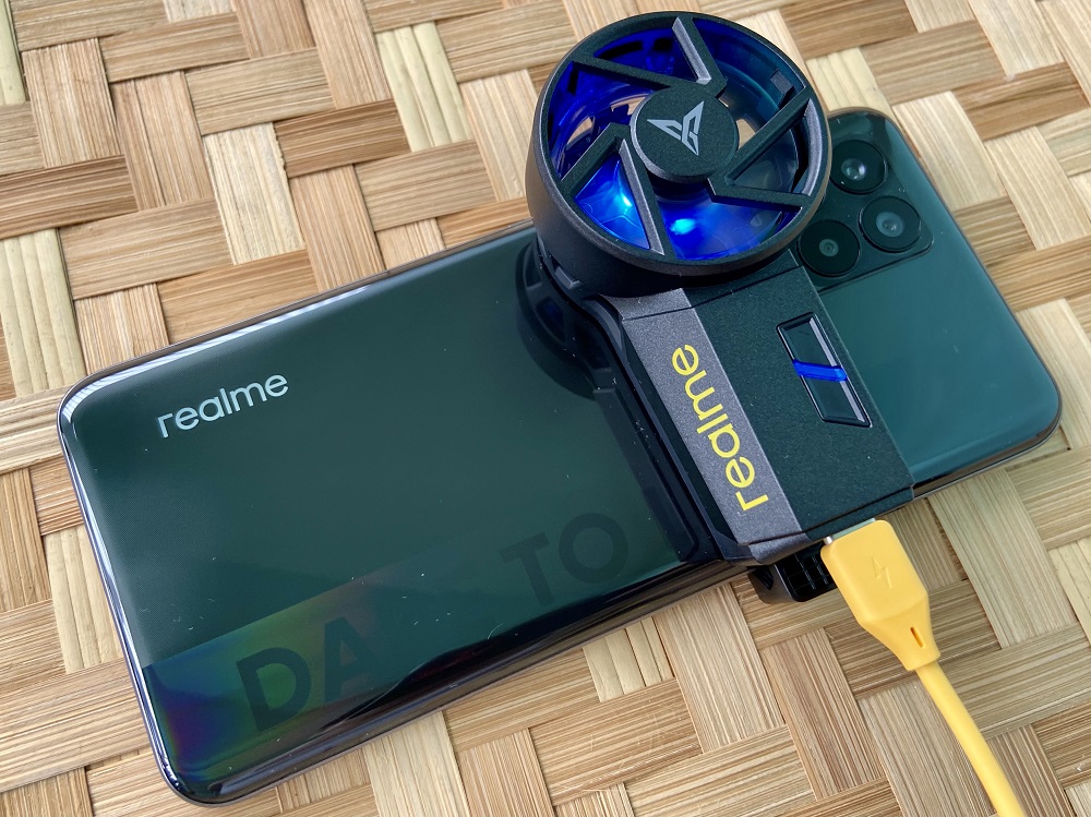 realme Cooling Back Clip attached to realme 8